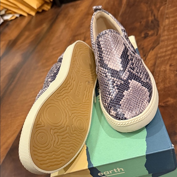 Brand New 6.5 Earth Snakeskin Slip-On Sneakers - Picture 7 of 8